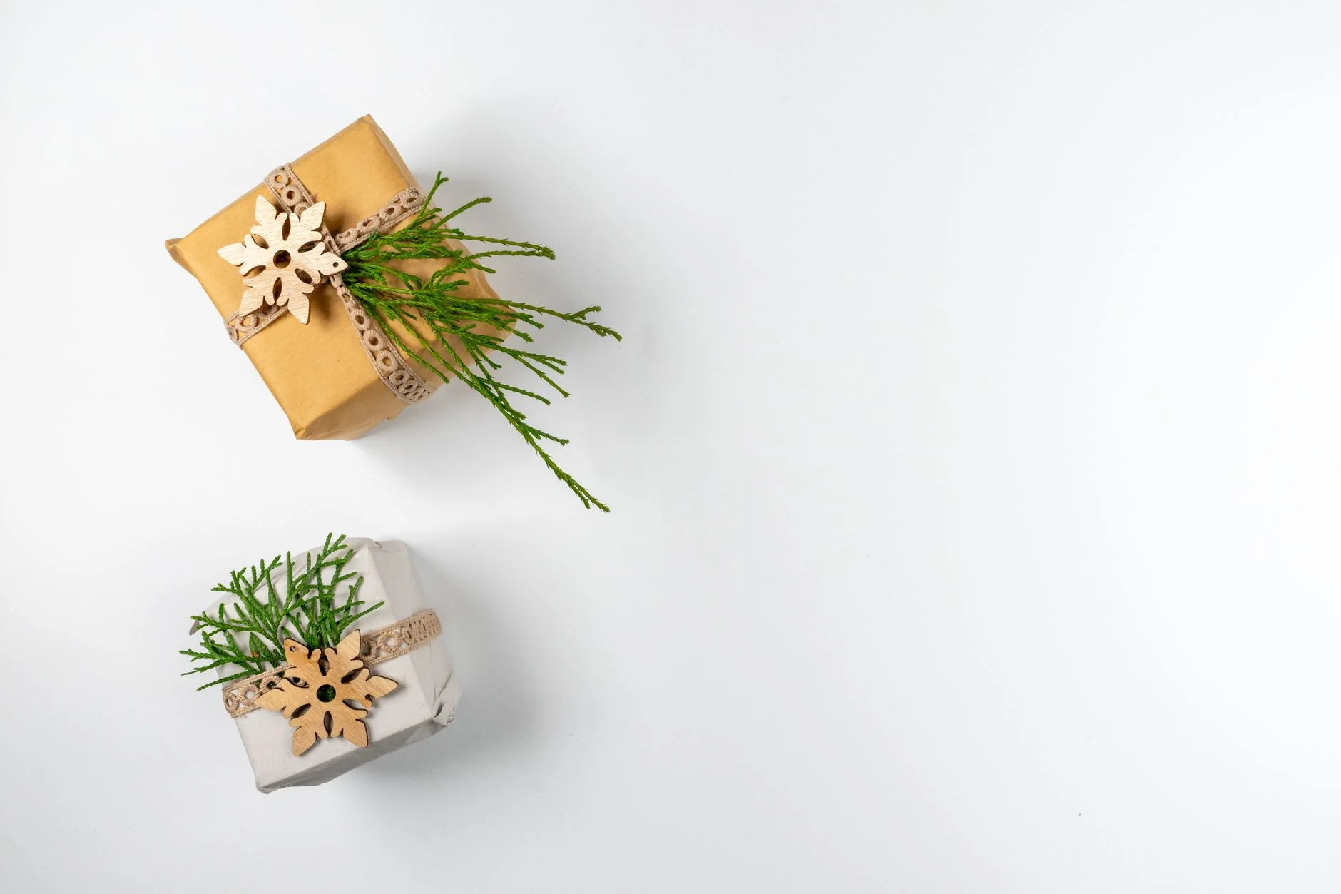 christmas gifts on a budget — Flat lay of elegantly wrapped holiday gifts on white background.